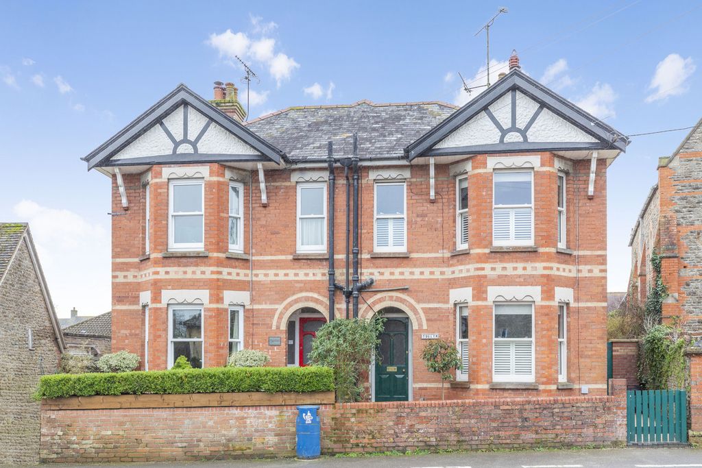 Property photo 1 of 32