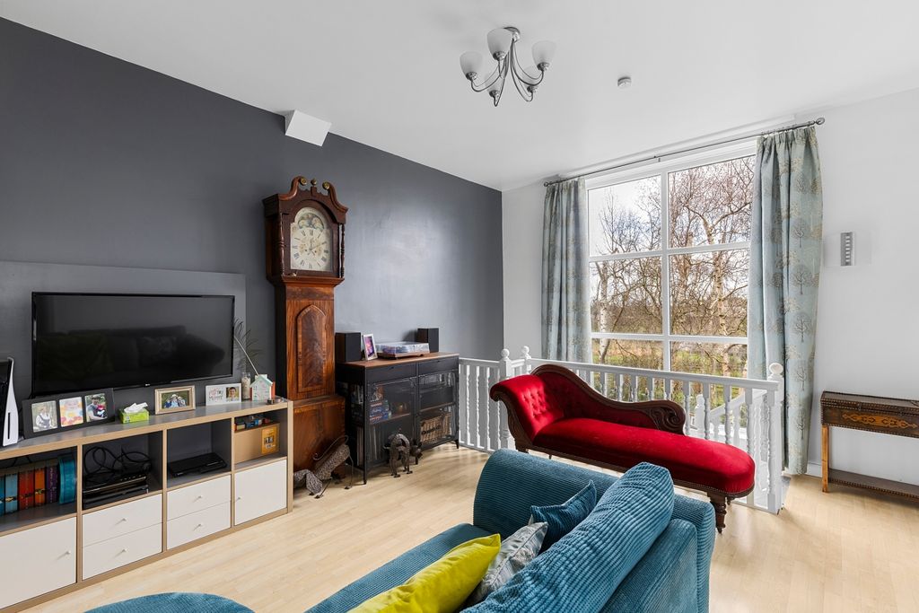 Property photo 1 of 20 Lounge