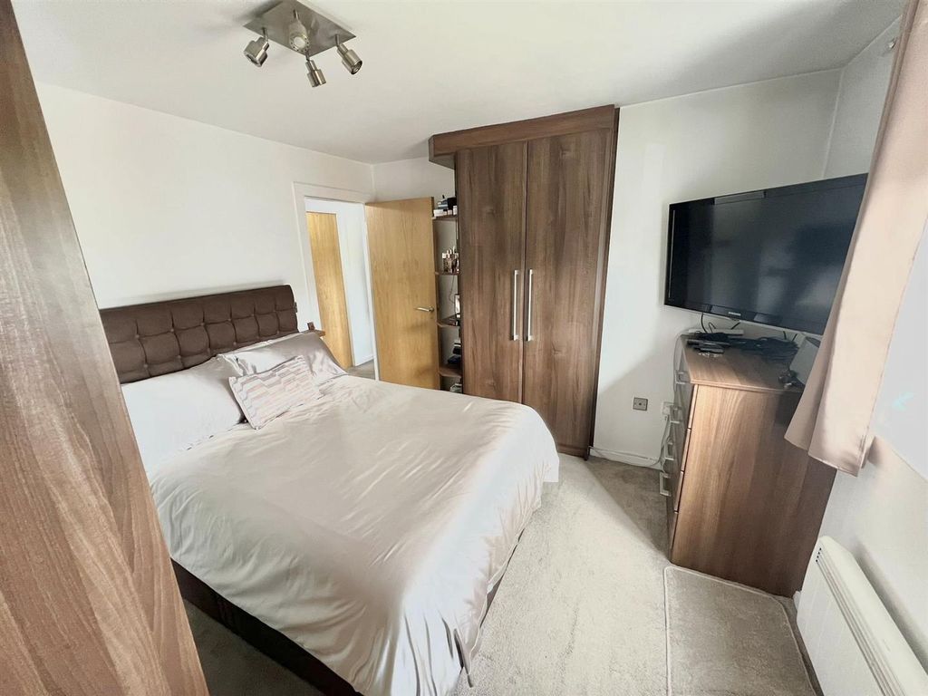 Property photo 3 of 16 Bed 1