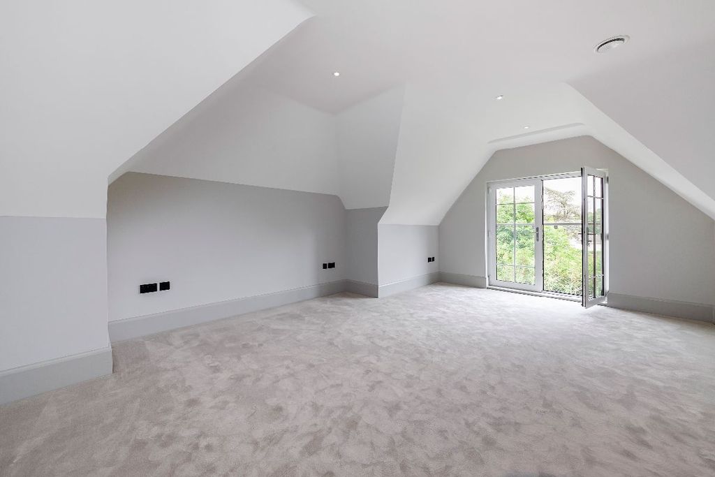 Additional image 6 of 3 bed flat for saleNew Road, Esher KT10