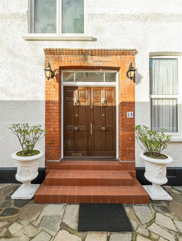 Property photo 3 of 34 Bushwood, E11