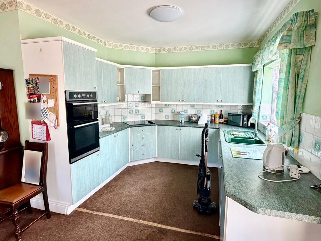 Property photo 3 of 9 Kitchen