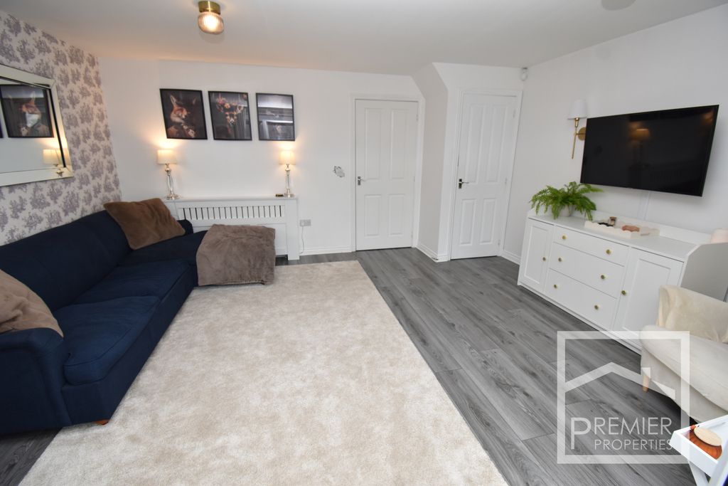 Property photo 3 of 17 Lounge