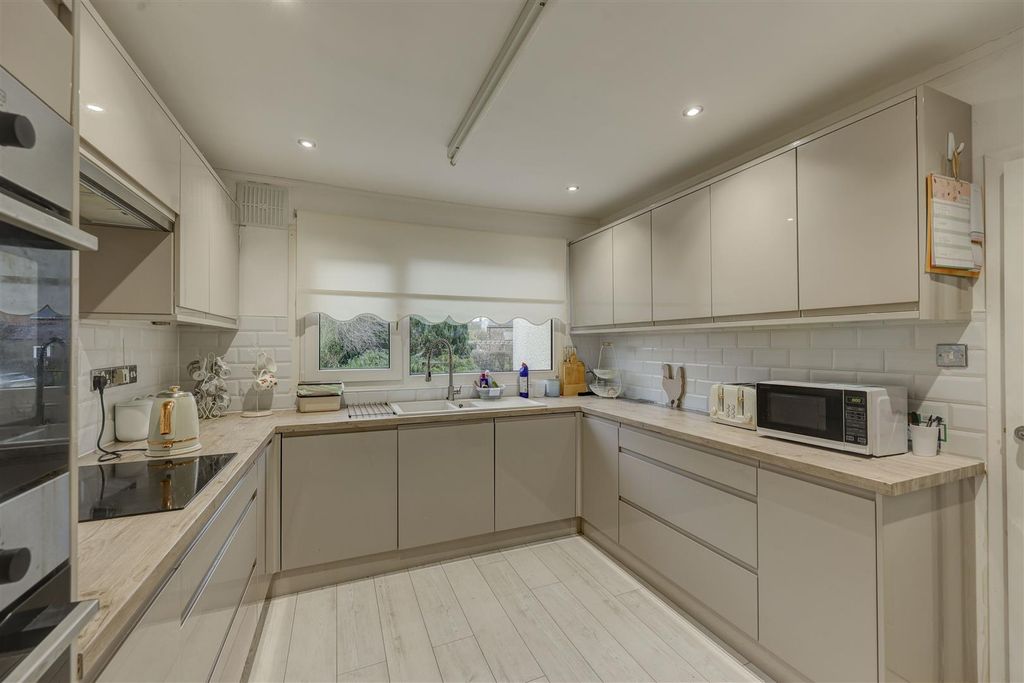 Property photo 3 of 20 Kitchen