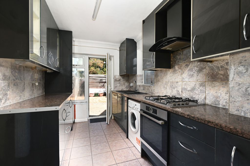 Property photo 2 of 13 10 Foxley Close (1)