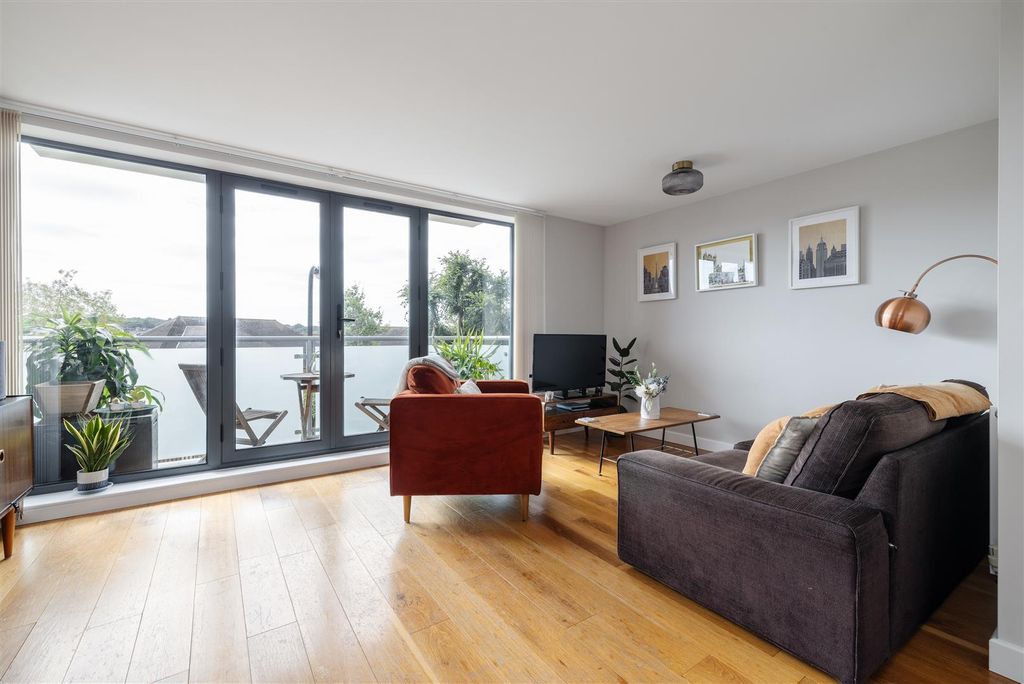 Property photo 2 of 19 Church Avenue, E4