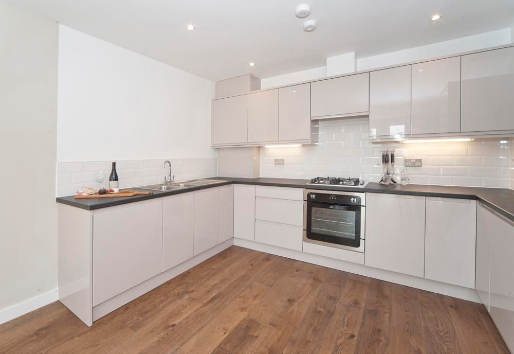 Property photo 3 of 11 Kitchen
