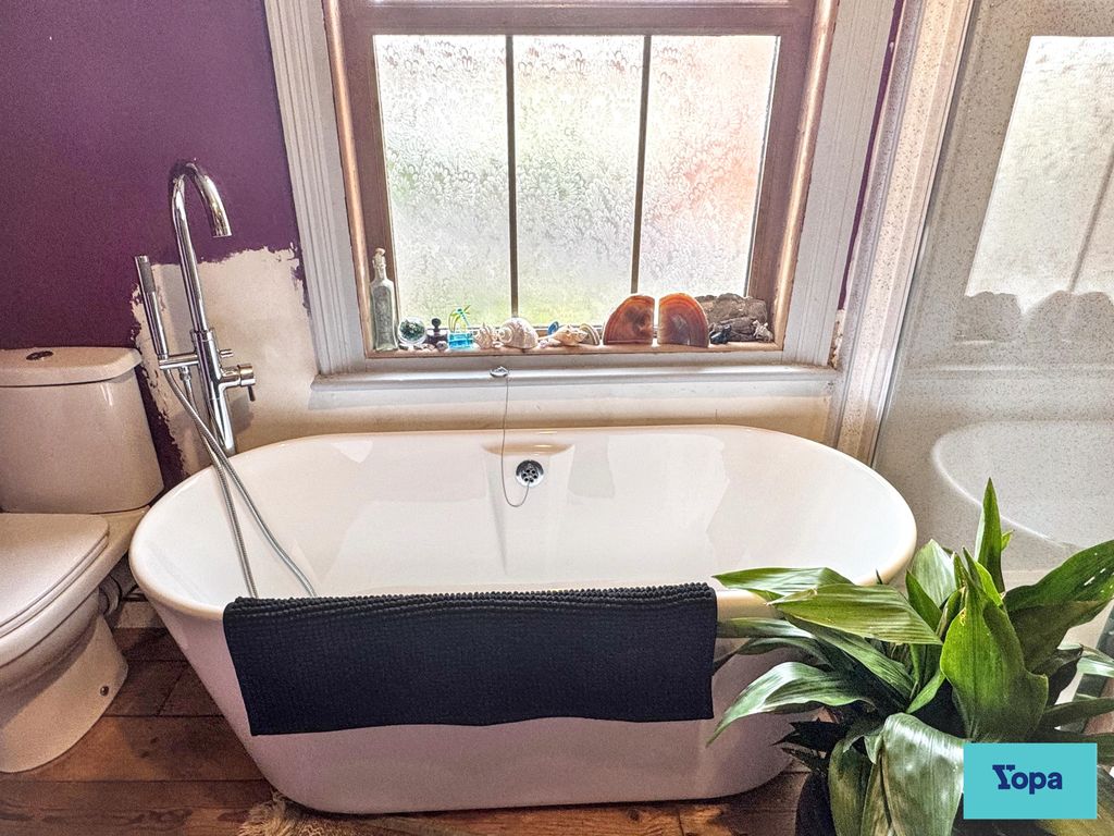 Property photo 2 of 21 Bathroom