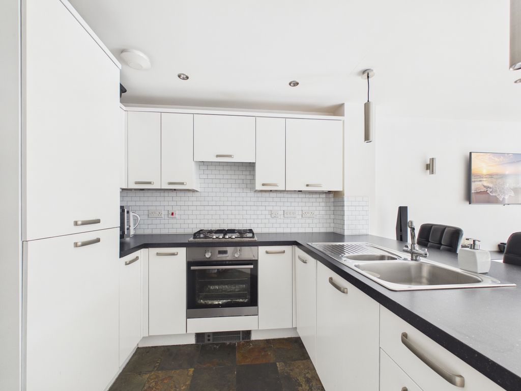 Property photo 3 of 18 Kitchen (2)