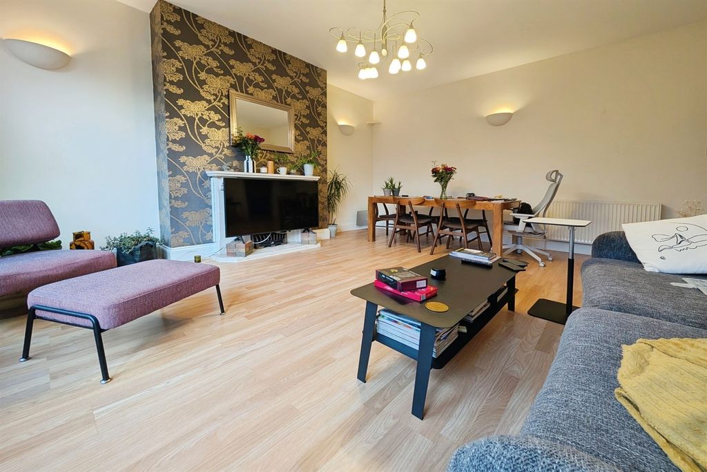 Property photo 2 of 11 (Thumbnail)