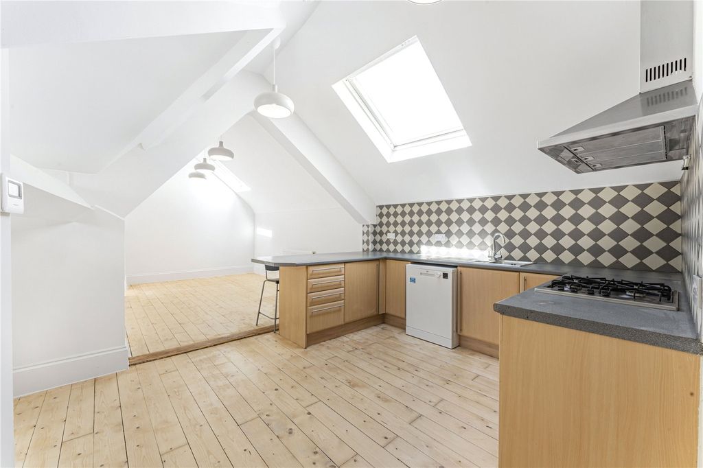 Property photo 2 of 17 Kitchen/Reception