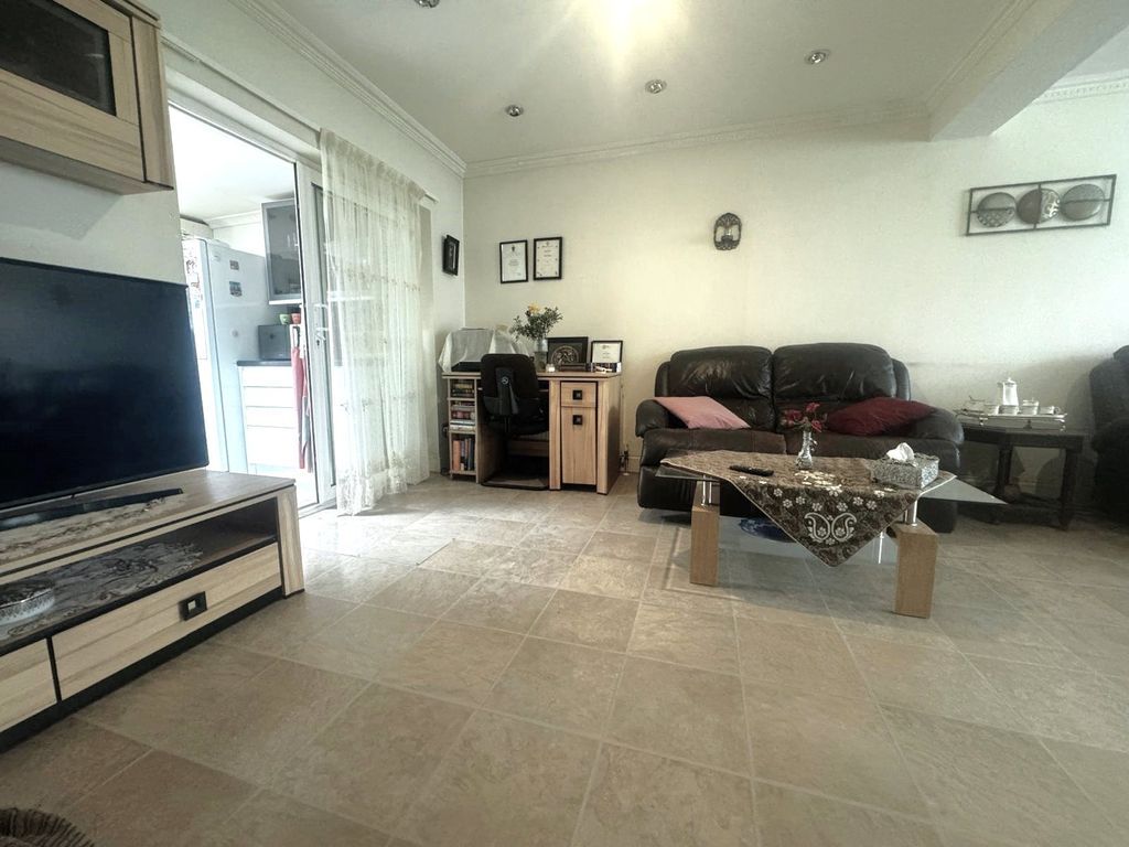 Property photo 3 of 16 Lounge (2)