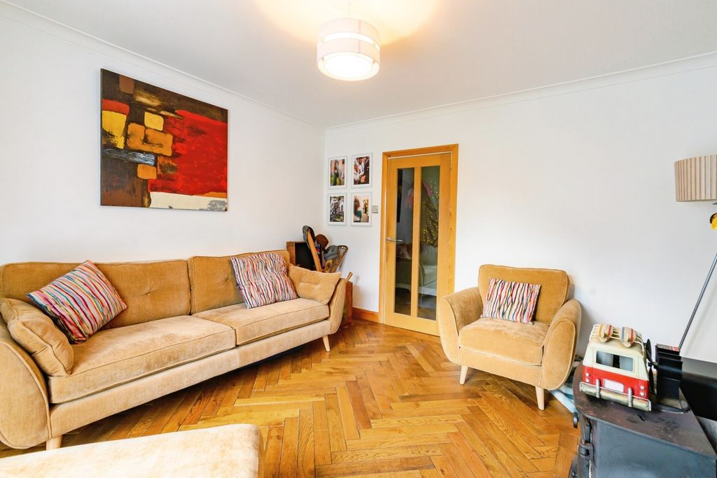 Property photo 3 of 19 Lounge