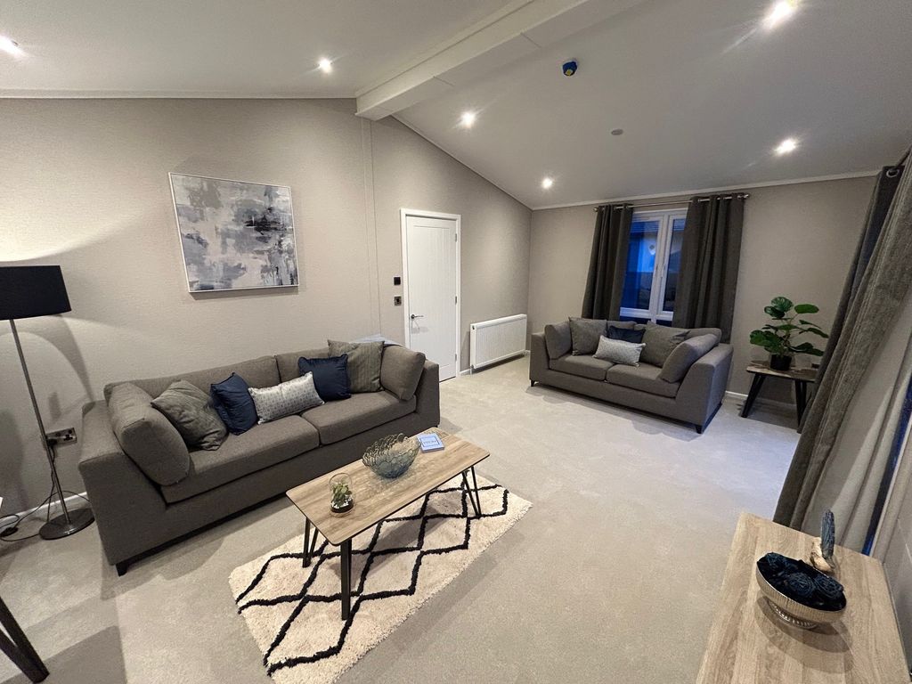 Property photo 2 of 14 Lounge