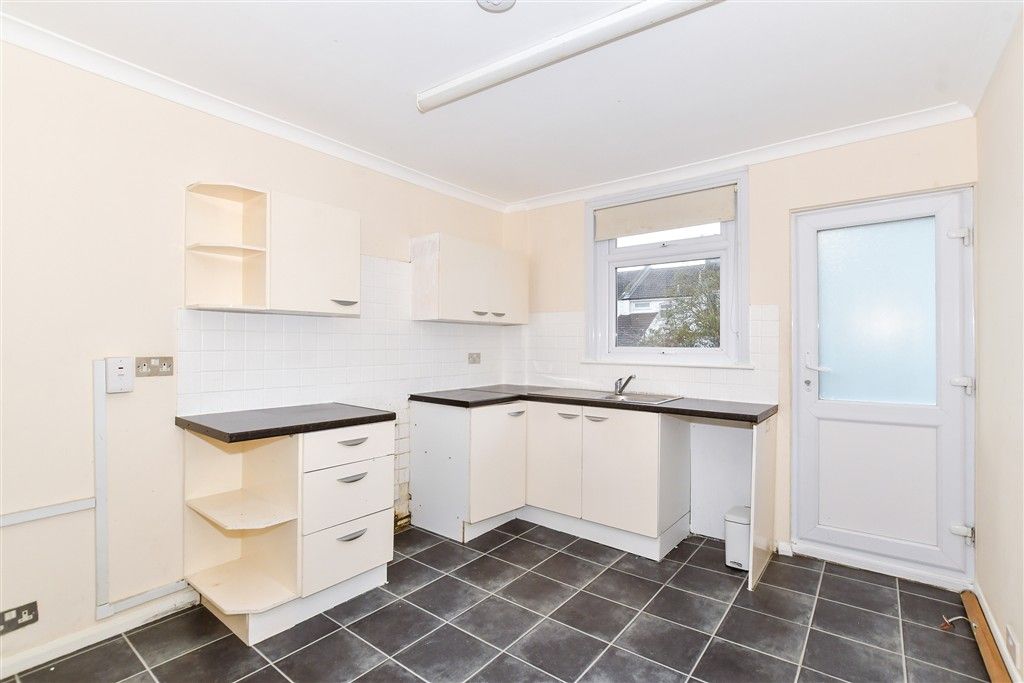 Property photo 3 of 8 Kitchen