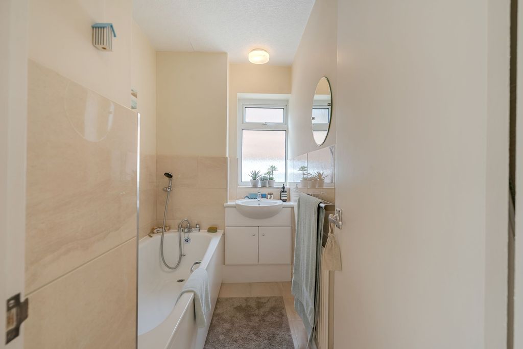 2 bed flat for saleCastleton Close, Banstead SM7 photo 5