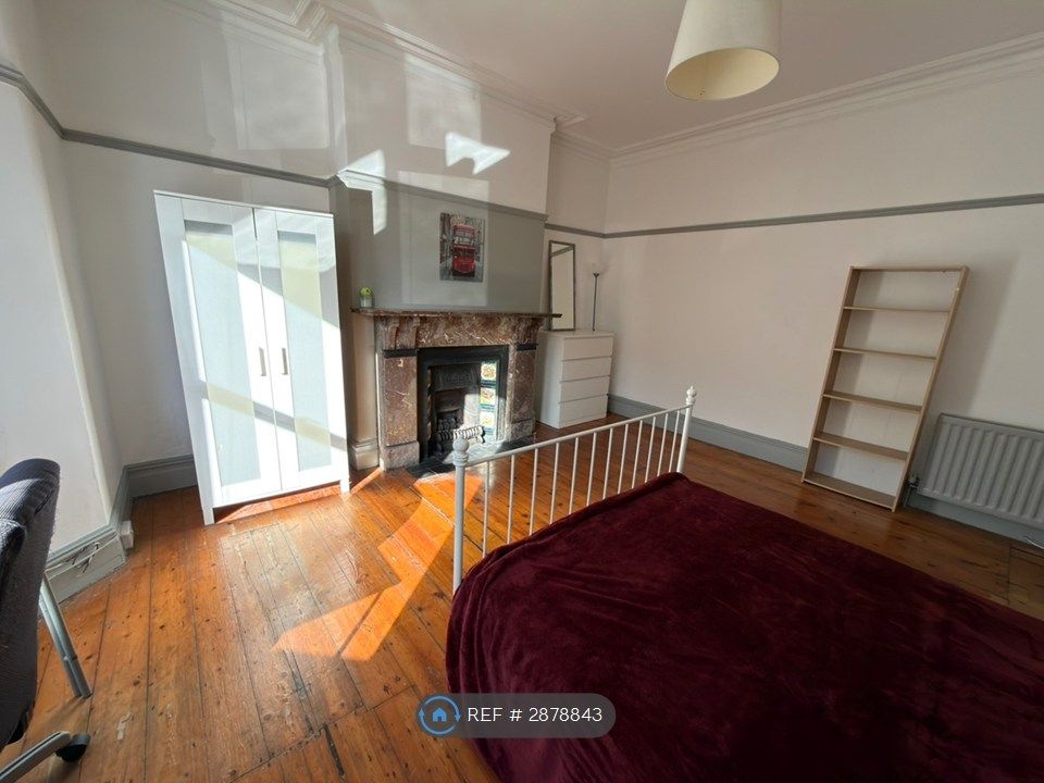 Property photo 3 of 12 Bed 1