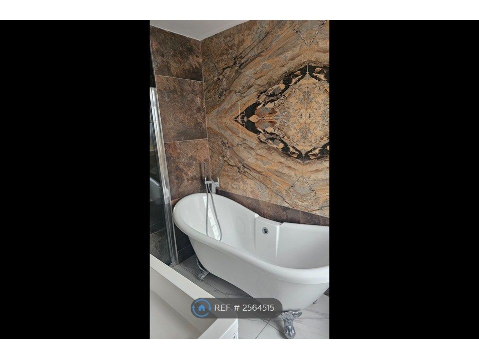Property photo 3 of 14 Bath Tube