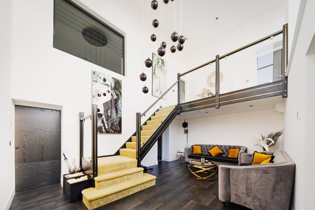 Property photo 3 of 42