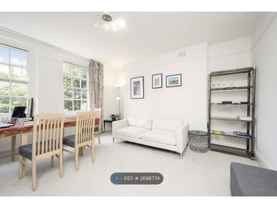 Property photo 2 of 6 The Large Spacious Bright Lounge