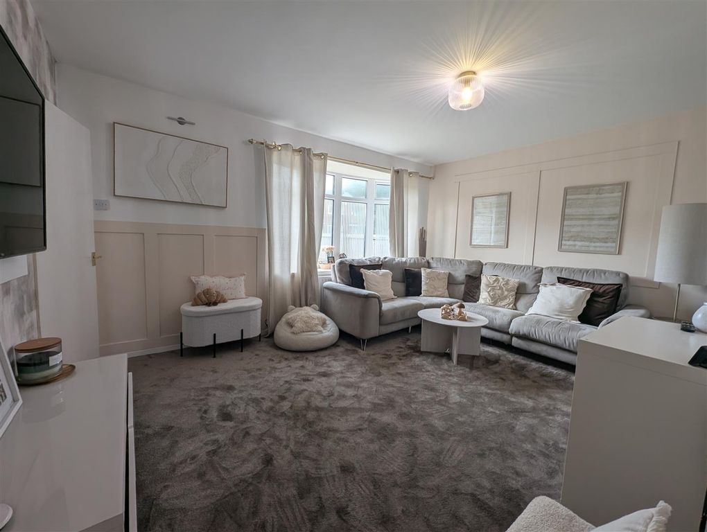 Property photo 2 of 17 Lounge
