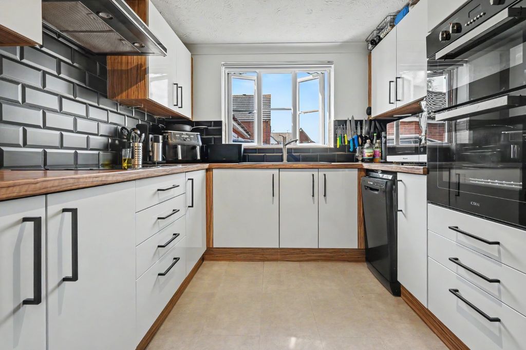 Property photo 3 of 17 5441835