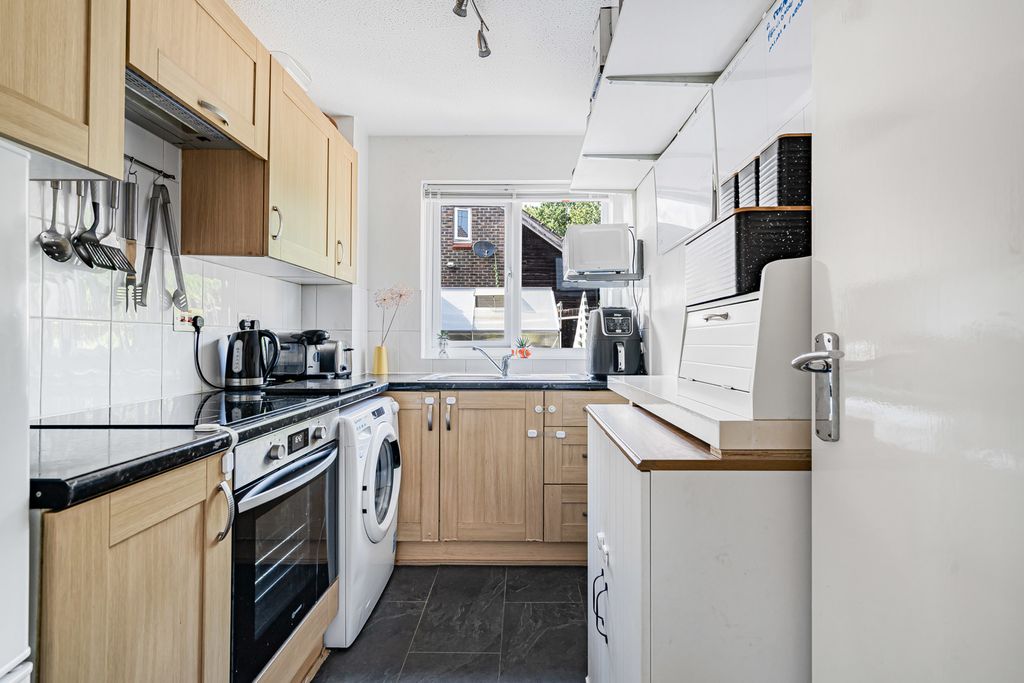 Property photo 3 of 18 Kitchen