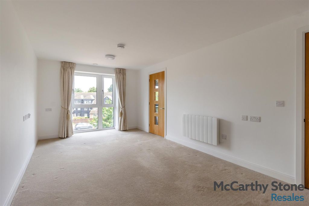 Property photo 3 of 9 8694480-Interior05.Jpg