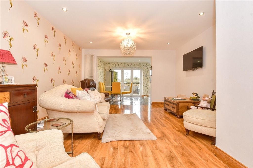 Property photo 3 of 11 Lounge