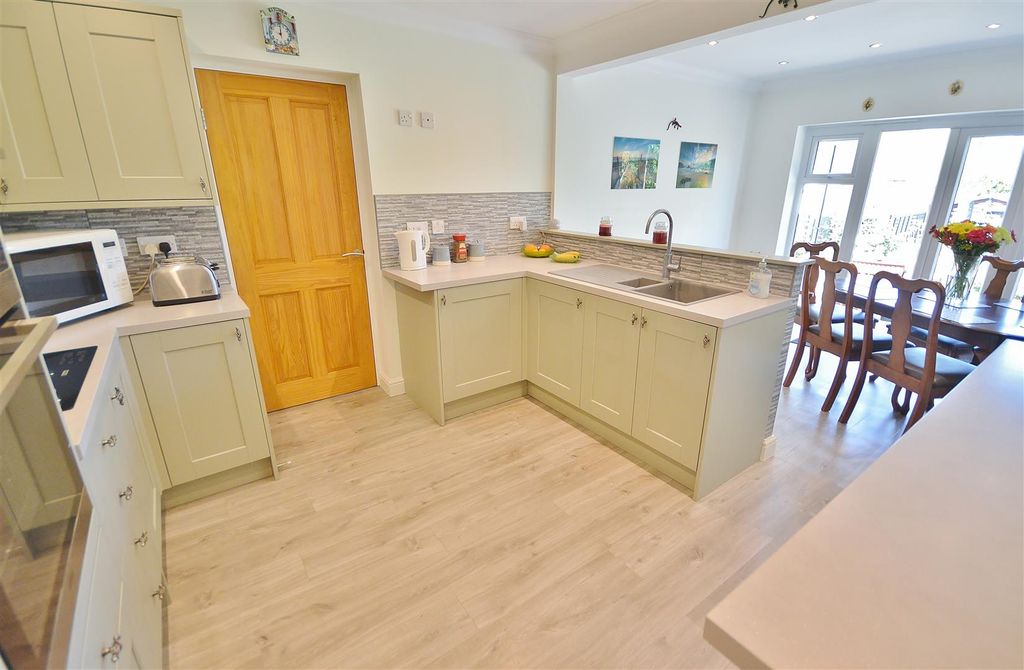 Property photo 3 of 23 Kitchen/Breakfast Room