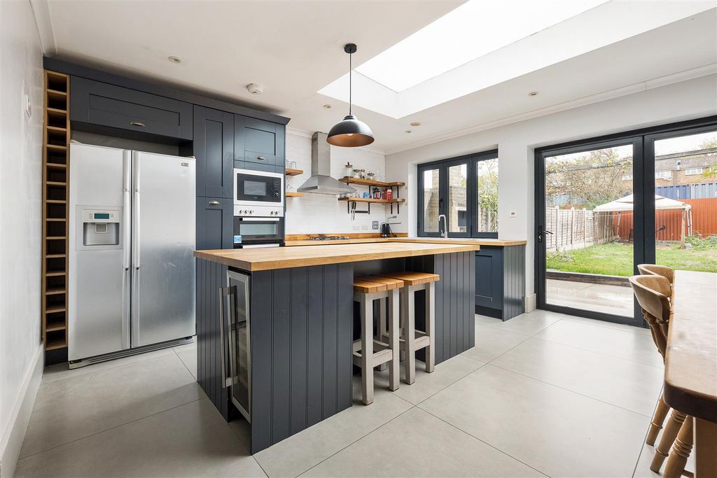 Property photo 3 of 26 Carlyle Road, E12