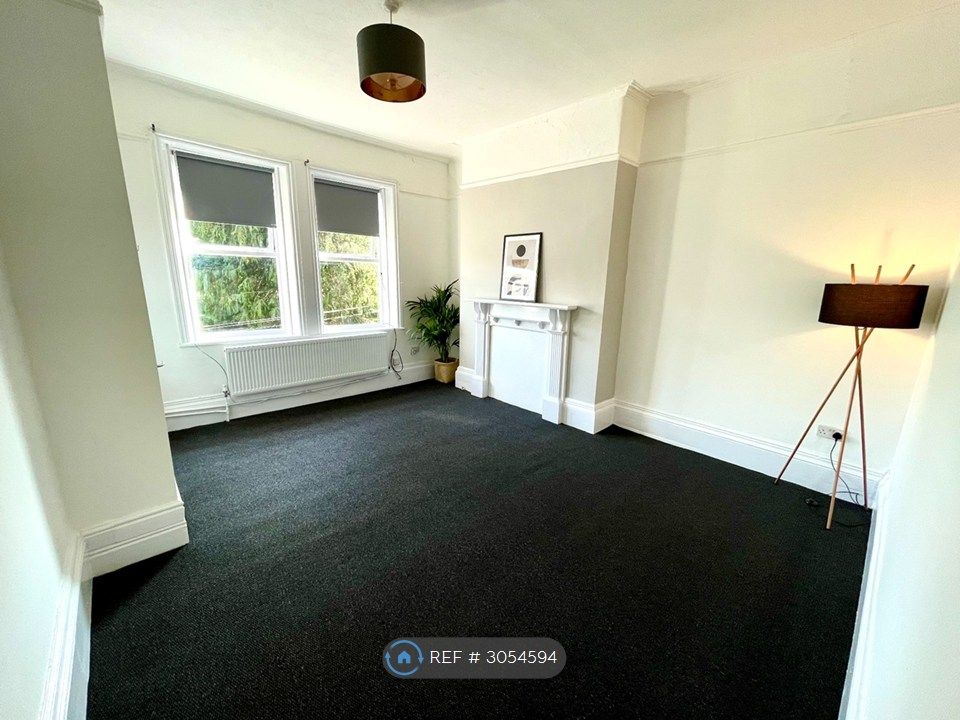 Property photo 1 of 17 Livingroom