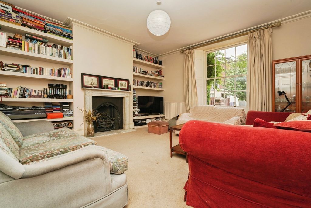 Property photo 1 of 17 Lounge