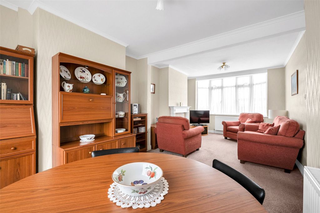 Property photo 3 of 17 Through Lounge