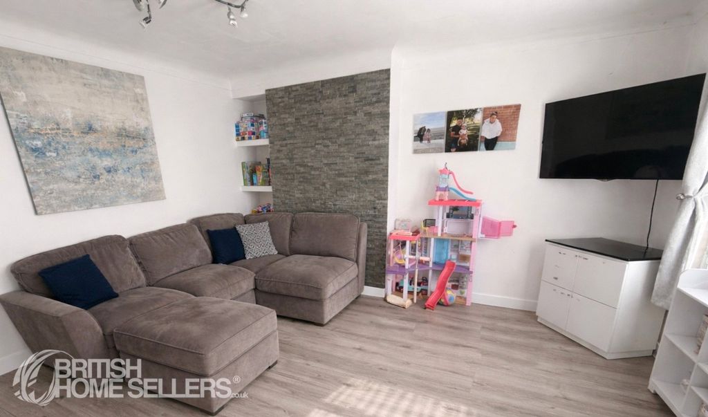 Property photo 2 of 16 Picture No. 11