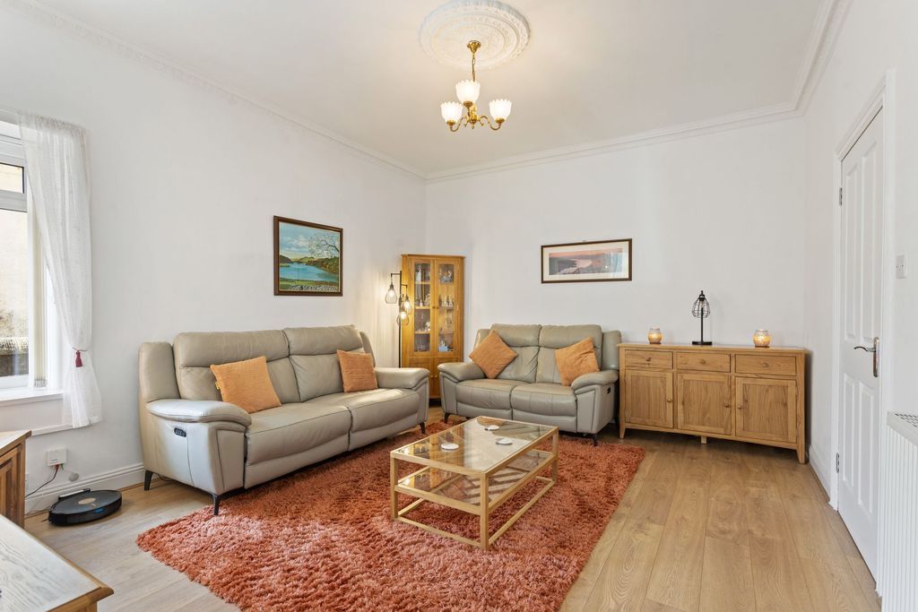 Property photo 2 of 31 Lounge