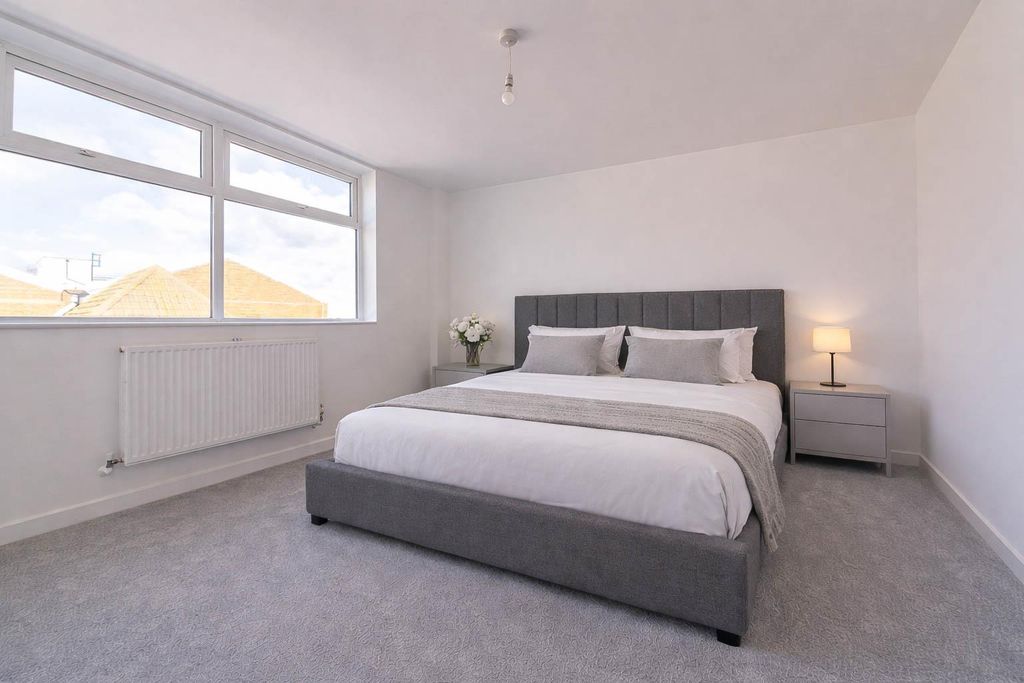 Additional image 5 of 2 bed flat for saleLondon Road, Hadleigh, Benfleet SS7