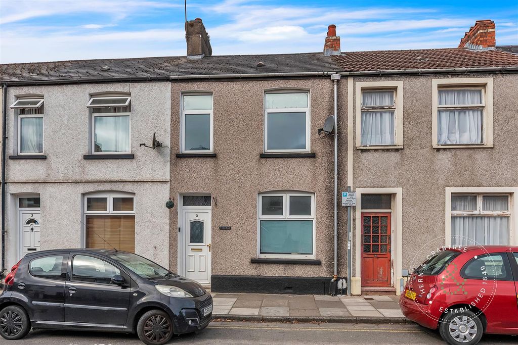 Property photo 1 of 33 Clive-Road-28.Jpg