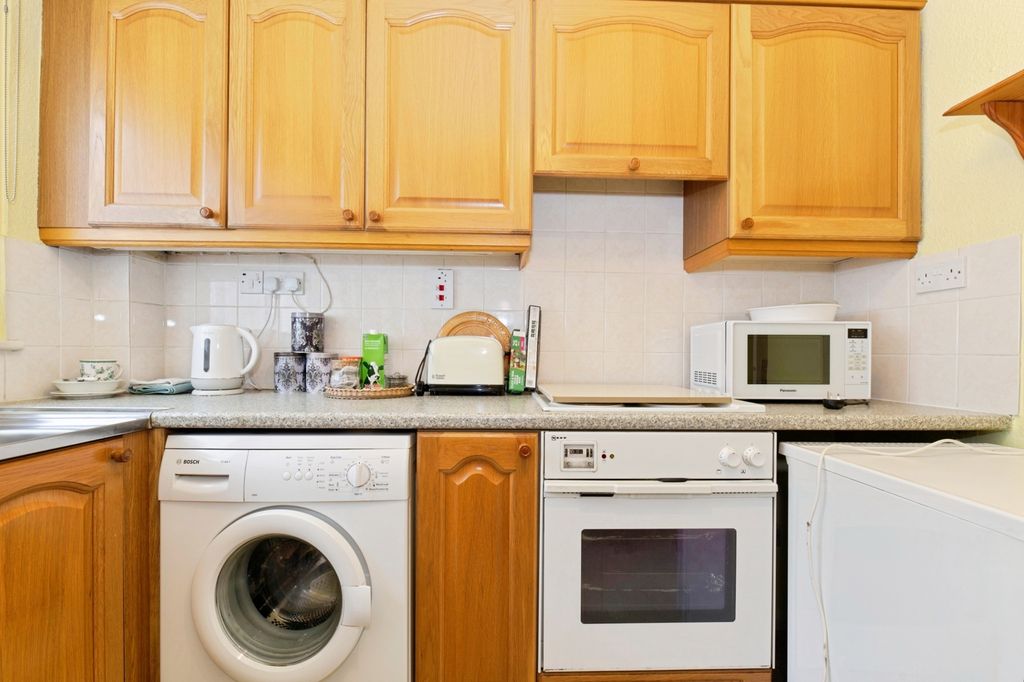 Property photo 3 of 10 Kitchen
