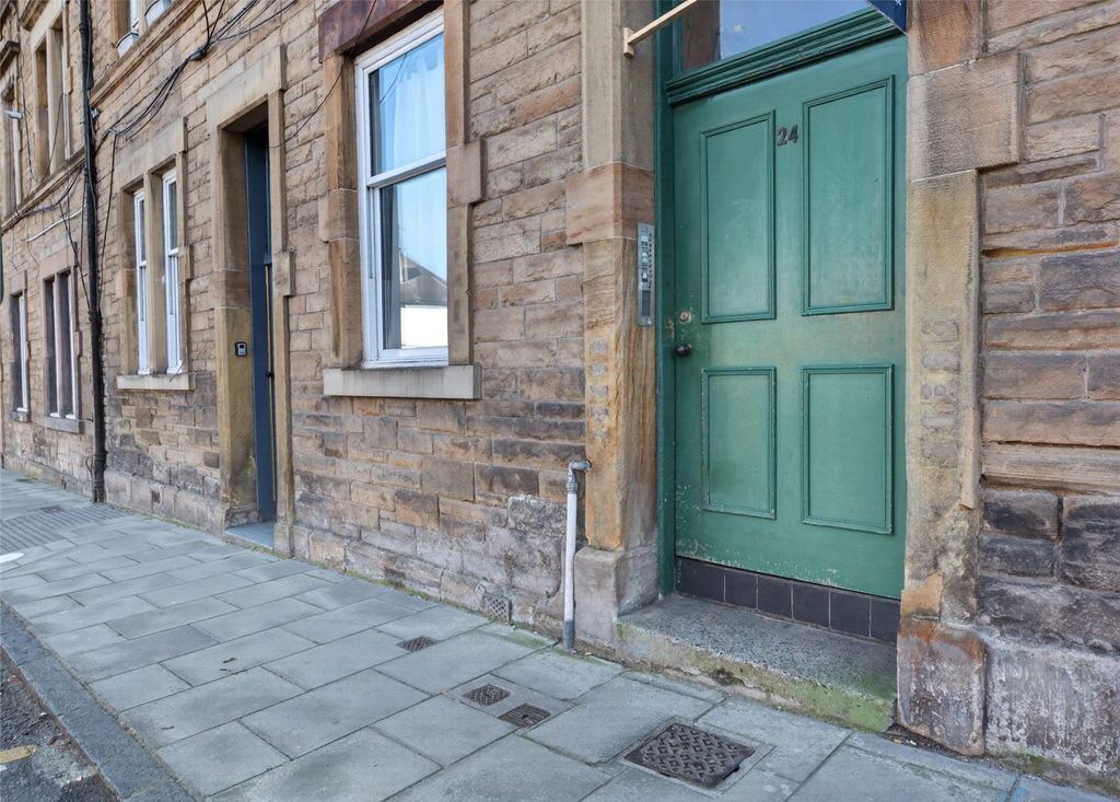 Property photo 1 of 27 24/8 Broughton Road