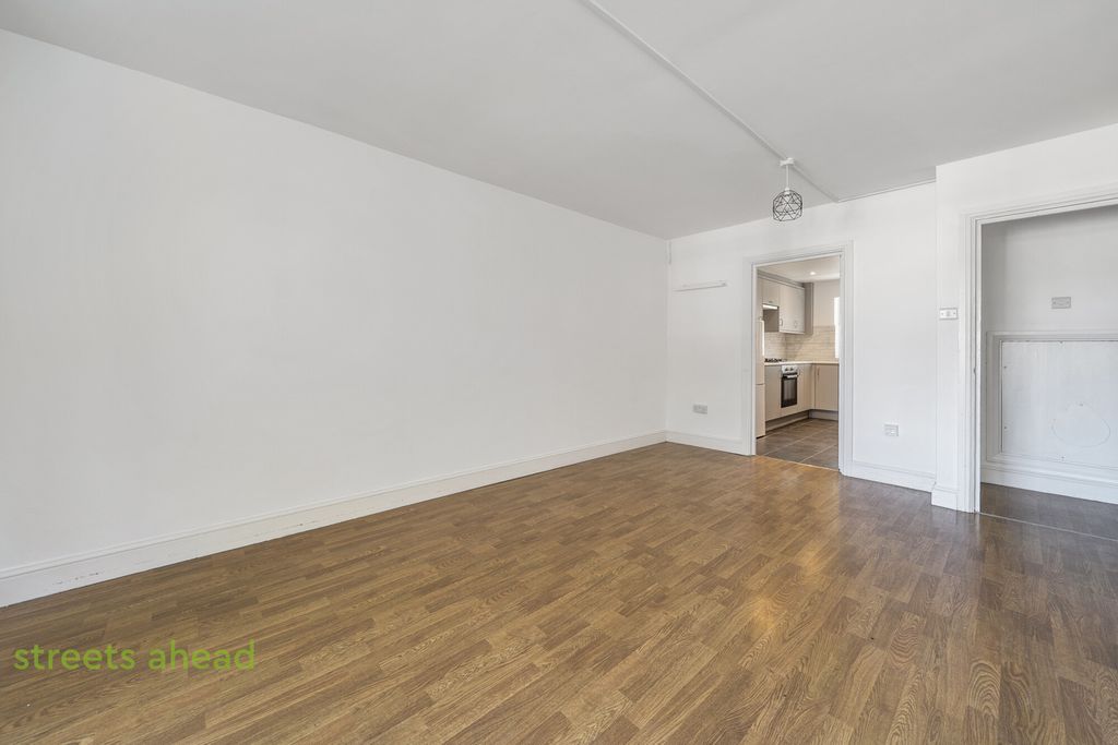 Property photo 2 of 13 416F6932-5262-433...
