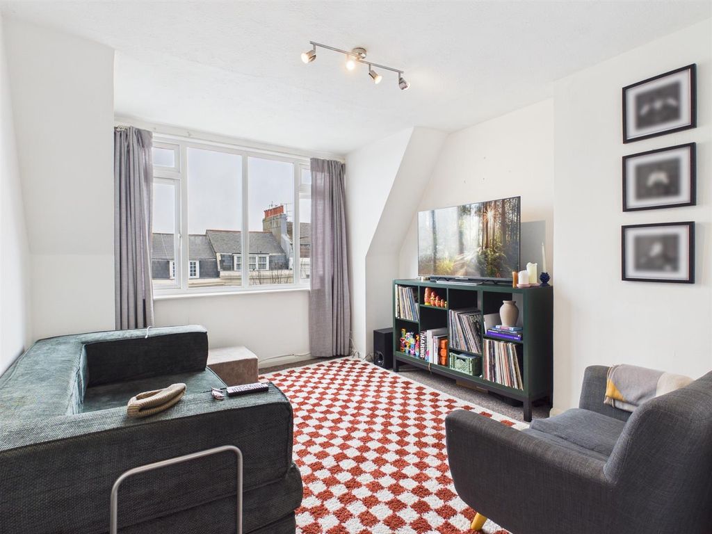 Property photo 1 of 12 Cam01968G0-Pr0250-Still001.Jpg