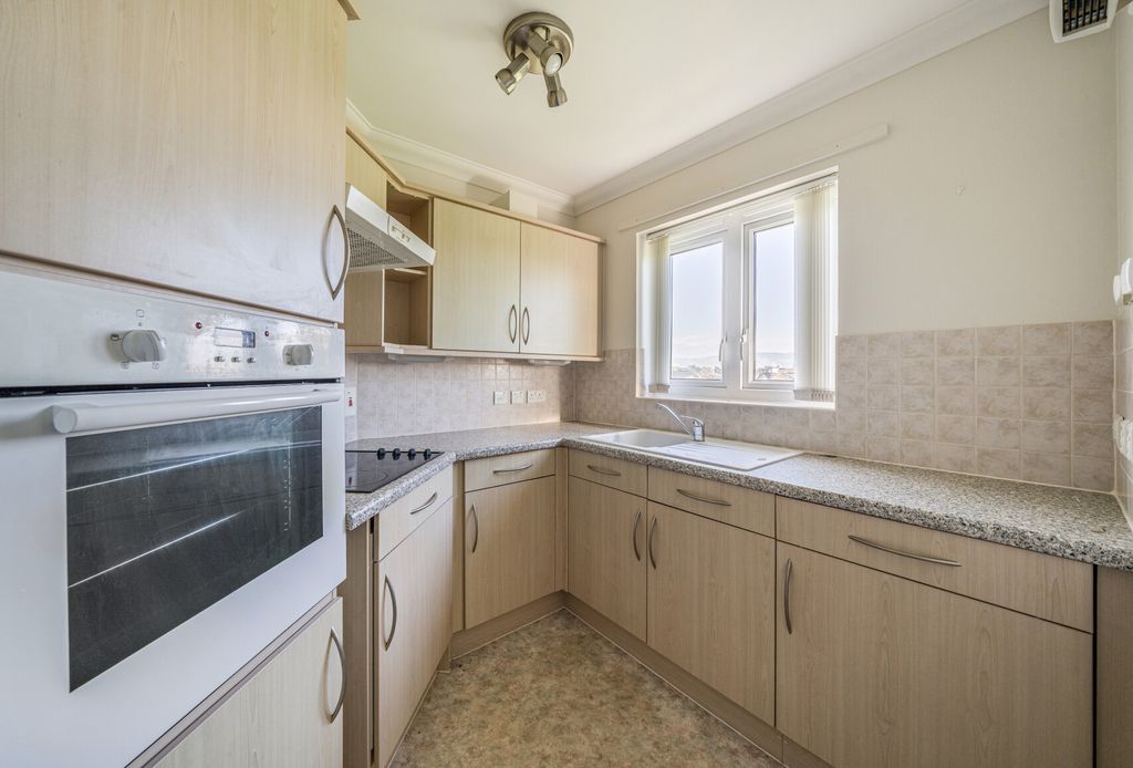 Property photo 2 of 10 1357827-13-68d658...