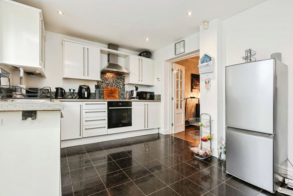 Property photo 3 of 17 Photo