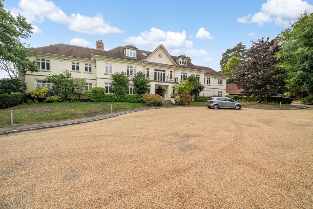 Property photo 1 of 19 Priory Road