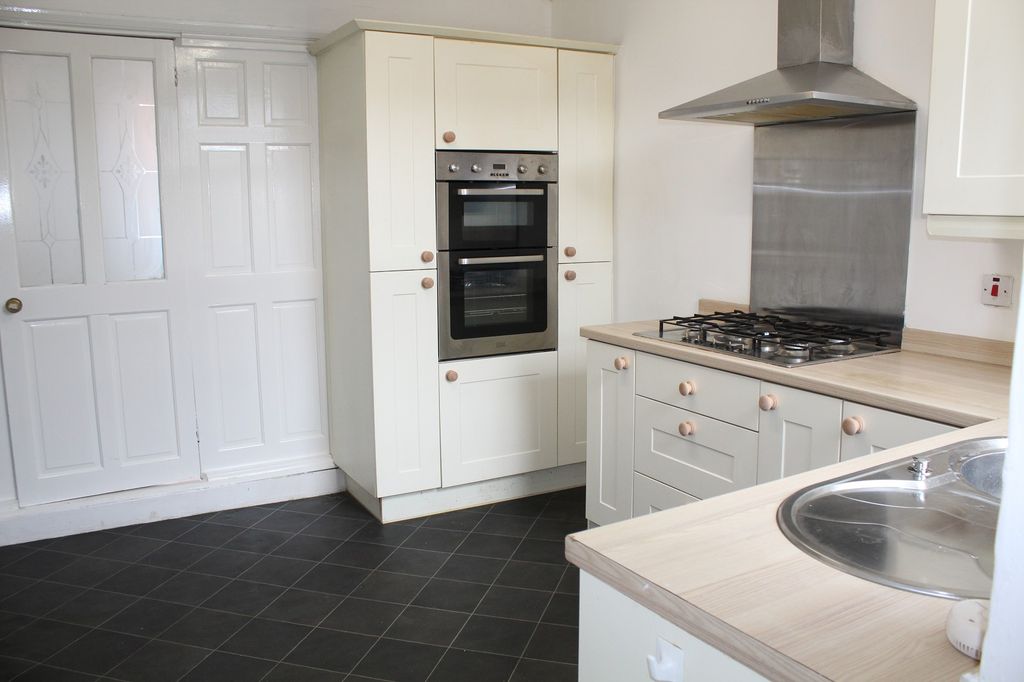 Property photo 3 of 10 Fitted Kitchen