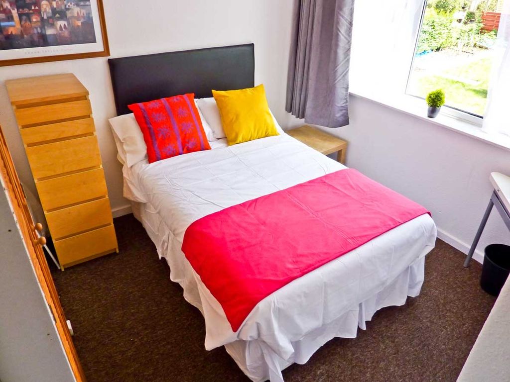 Property photo 2 of 5 A Bright And Inviting Double Bedroom Featuring A c...