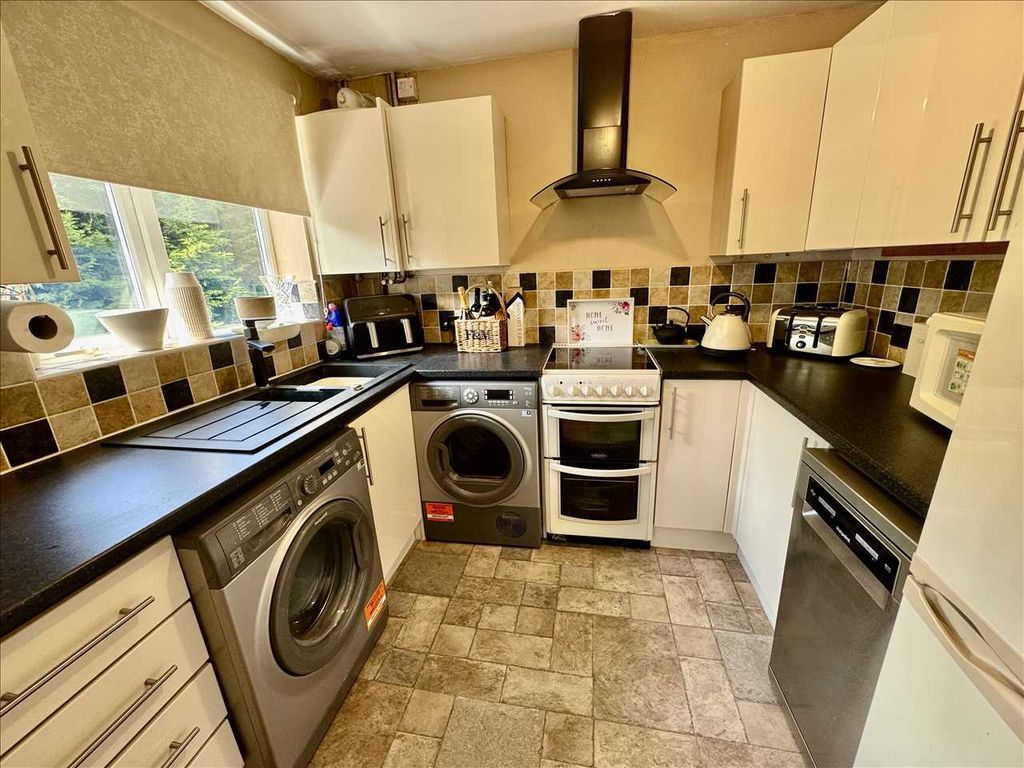 Property photo 3 of 8 Kitchen