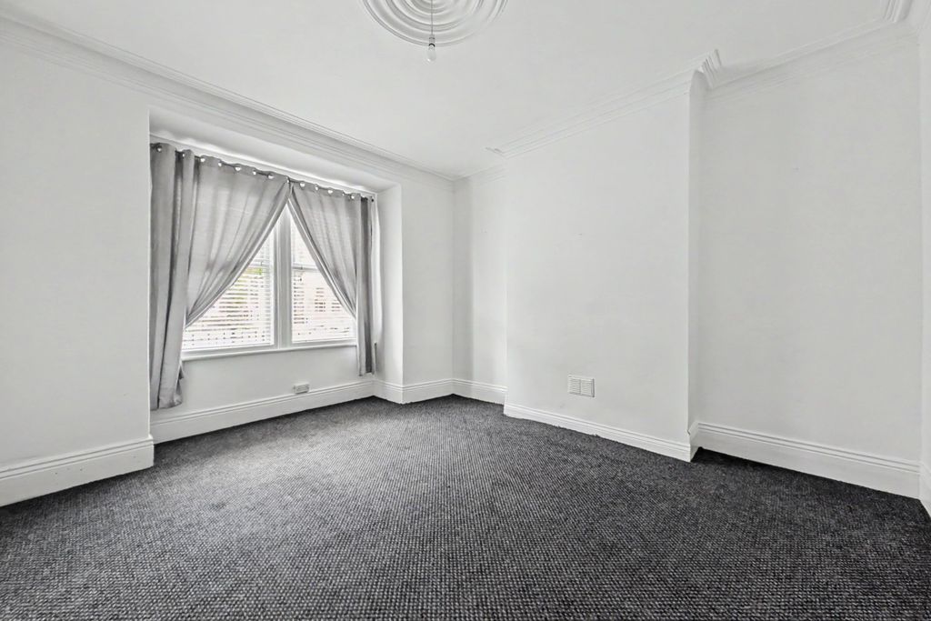 Property photo 3 of 15 40-42 Windsor Avenue, Gateshead, Tyne And Wear, Ne8 4Ng