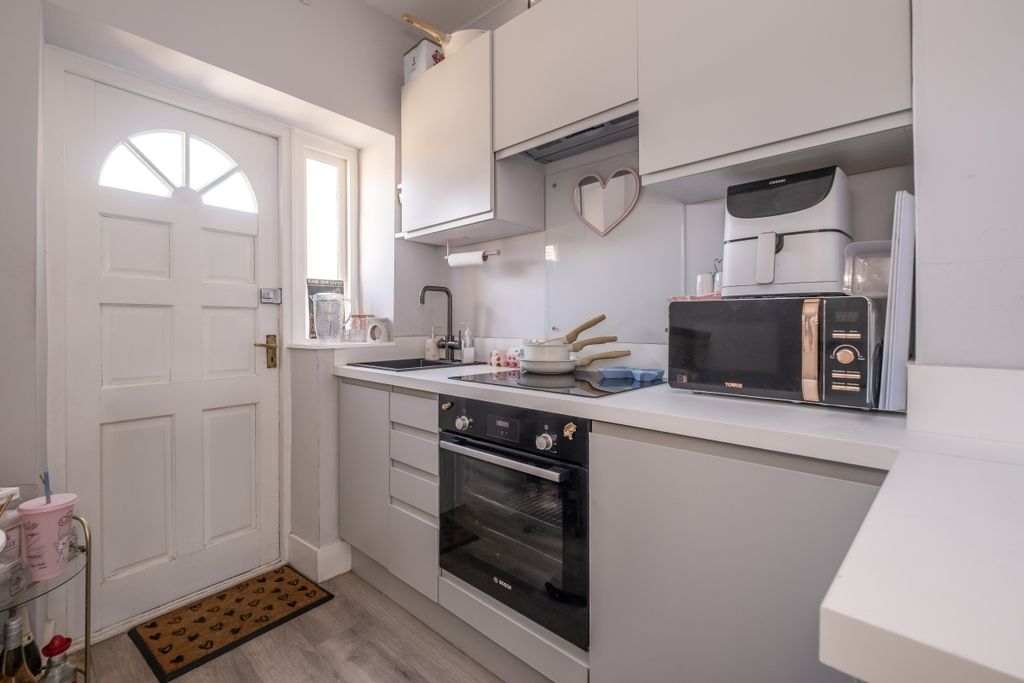 Property photo 3 of 11 Kitchen